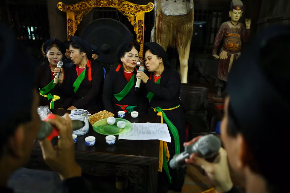 Liền anh, liền chị biểu diễn Canh quan họ cổ tại huyện Việt Yên, Bắc Giang. (Ảnh: Minh Quyết/TTXVN)