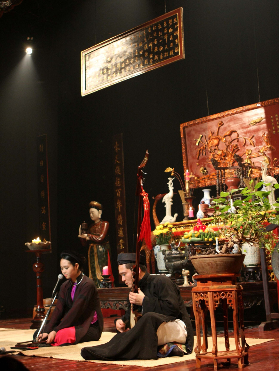 Hát ca trù, loại hình nghệ thuật dân gian được UNESCO công nhận là Di sản văn hóa phi vật thể của nhân loại. (Ảnh: Nhật Anh/TTXVN)