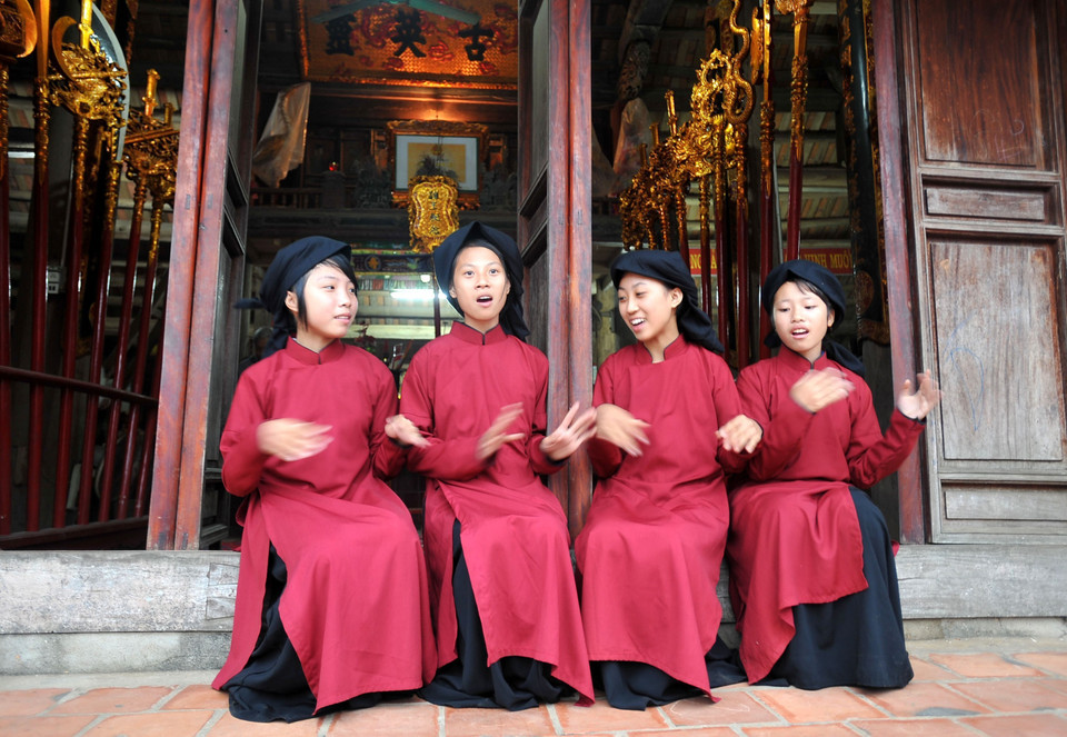 Hát Xoan là di sản thuộc loại hình nghệ thuật trình diễn bao gồm hát, múa, gõ trống và phách gắn liền với việc thờ cúng Hùng Vương, một tín ngưỡng bắt nguồn từ việc thực hành thờ cúng tổ tiên của người Việt được UNESCO công nhận là di sản văn hóa phi vật thể đại diện của nhân loại. (Ảnh: Nhật Anh/TTXVN)
