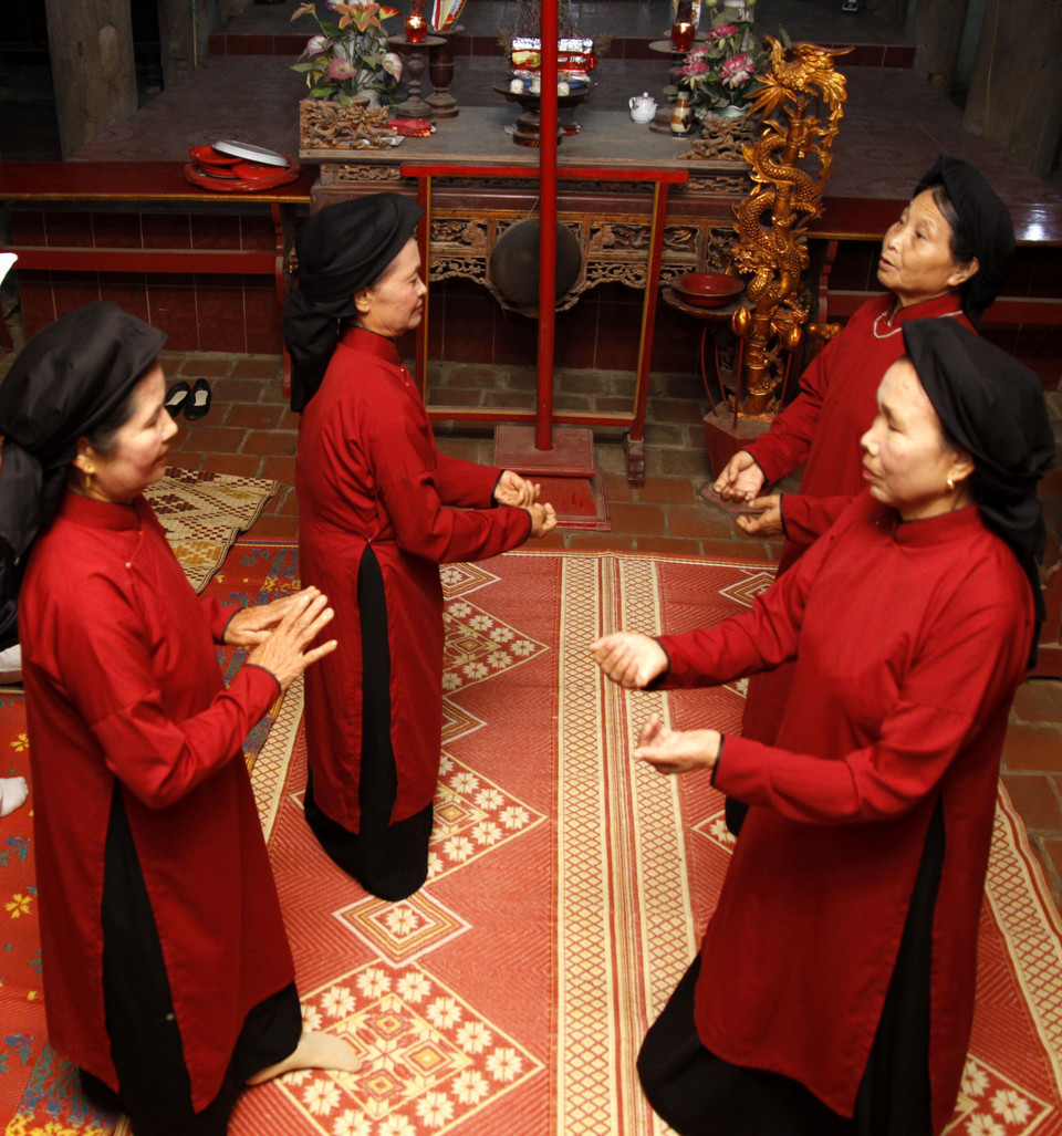 Hát Xoan là di sản thuộc loại hình nghệ thuật trình diễn bao gồm hát, múa, gõ trống và phách gắn liền với việc thờ cúng Hùng Vương, một tín ngưỡng bắt nguồn từ việc thực hành thờ cúng tổ tiên của người Việt được UNESCO công nhận là di sản văn hóa phi vật thể đại diện của nhân loại. (Ảnh: Nhật Anh/TTXVN)