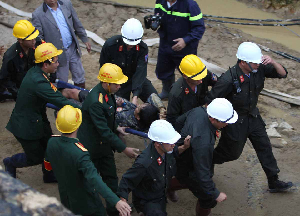 Đưa các công nhân bị mắc kẹt ra ngoài. (Ảnh: Dương Giang/TTXVN)