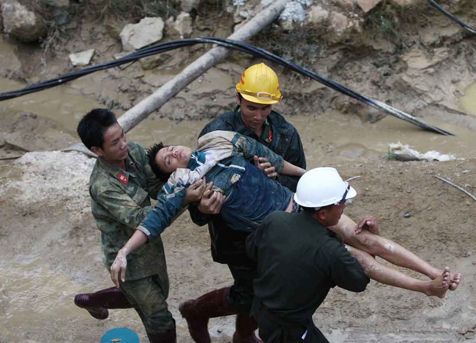 Đưa các công nhân bị mắc kẹt ra ngoài. (Ảnh: Dương Giang/TTXVN)