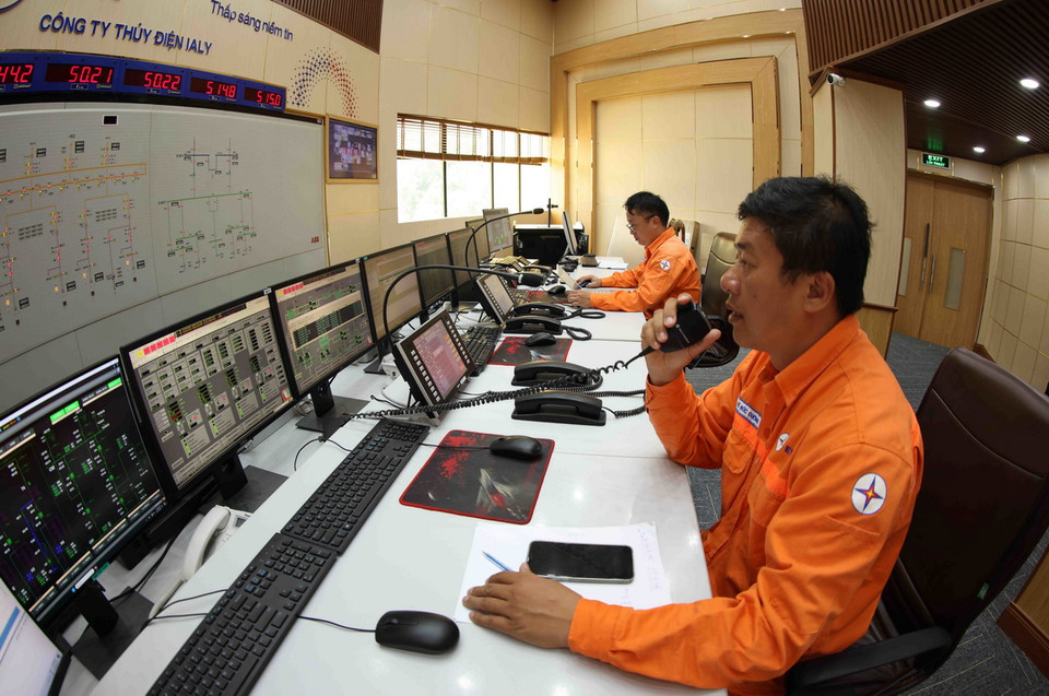 Nhân viên kỹ thuật trực điều hành sản xuất điện ở nhà máy thủy điện Ialy (Công ty Thủy điện Ialy) thị trấn Ya Ly, huyện Chư Păh, tỉnh Gia Lai. (Ảnh: Vũ Sinh/TTXVN)