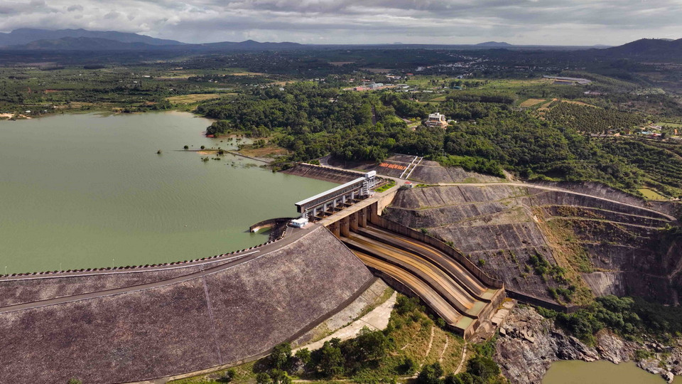 Đập xả tràn của hồ thủy điện Ialy (nhà máy thủy điện Ialy) ở thị trấn Ya Ly, huyện Chư Păh, tỉnh Gia Lai. (Ảnh: Vũ Sinh/TTXVN)