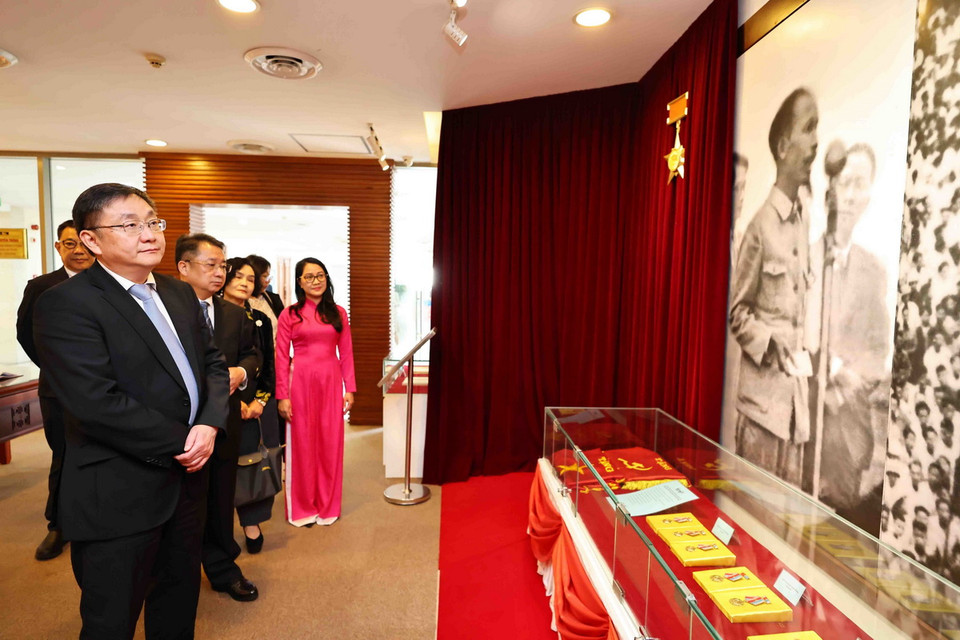Phó Tổng biên tập Tân hoa xã Nhậm Vệ Đông tham quan Phòng truyền thống Thông tấn xã Việt Nam. (Ảnh: Minh Đức/TTXVN)