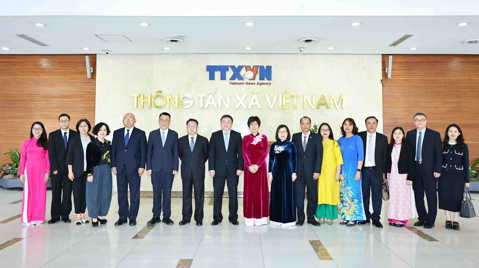 Tổng Giám đốc Thông tấn xã Việt Nam Vũ Việt Trang, Phó Tổng biên tập Tân hoa xã Nhậm Vệ Đông cùng các đại biểu. (Ảnh: Minh Đức/TTXVN)