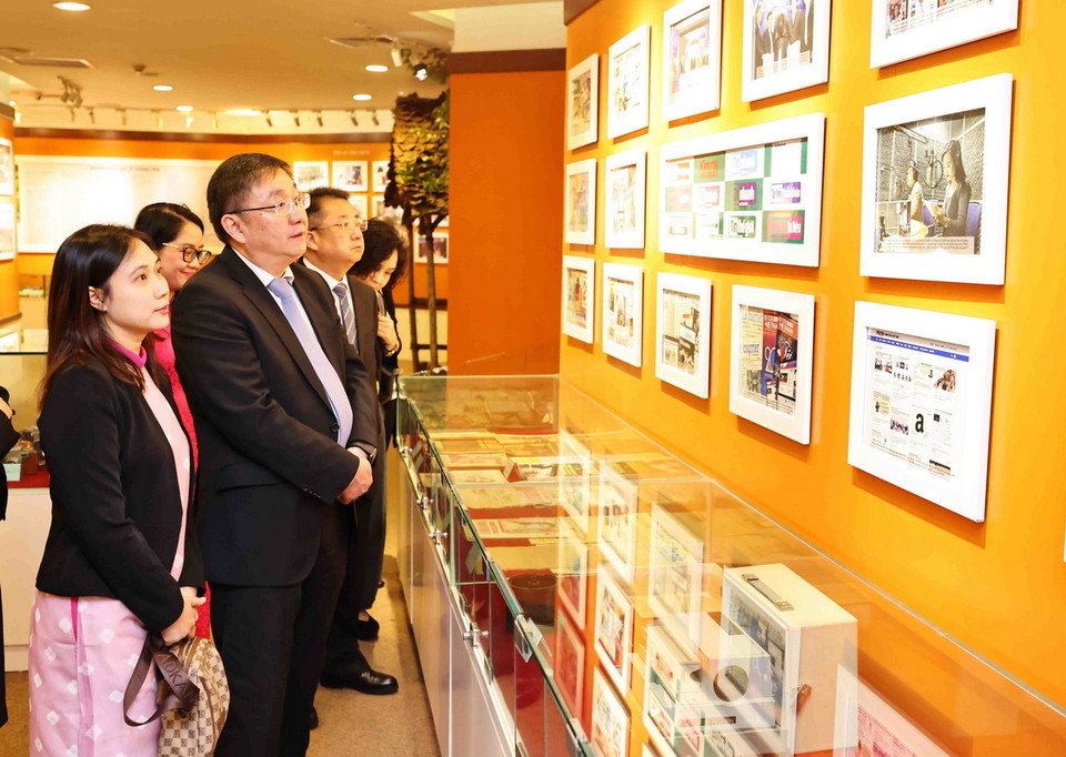 Phó Tổng biên tập Tân hoa xã Nhậm Vệ Đông tham quan Phòng truyền thống Thông tấn xã Việt Nam. (Ảnh: Minh Đức/TTXVN)
