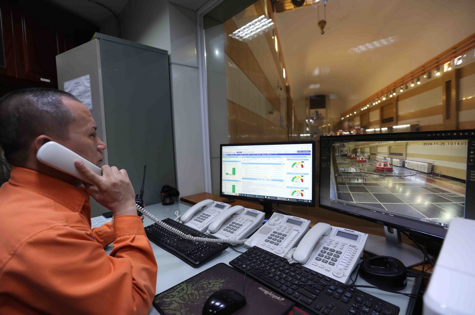 Trực điều hành sản xuất điện ở nhà máy thủy điện Ialy (Công ty Thủy điện Ialy) thị trấn Ya Ly, huyện Chư Păh, tỉnh Gia Lai. (Ảnh: Vũ Sinh/TTXVN)