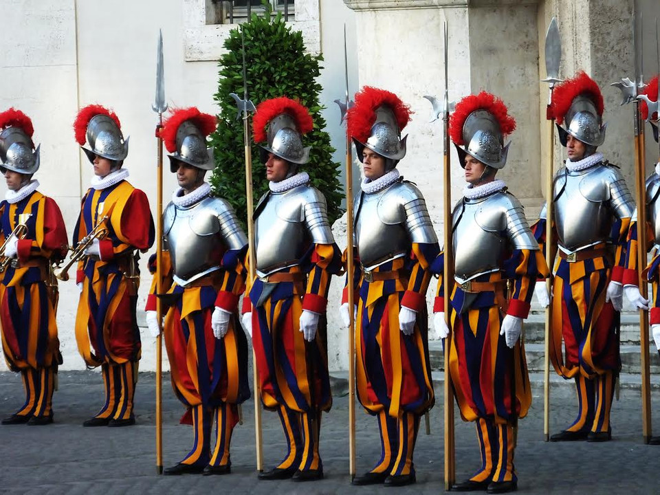 Tất cả những người được tuyển mộ đều là công dân Thụy Sỹ, theo Công giáo, tốt nghiệp ​phổ thông trung học, tuổi từ 18 đến 30, cao 1,74 trở lên. Đa số họ đến từ các bang Fribourg, Zurich, Lucerne, Uri và Unterwald.(Ảnh: Quang Thanh/Vietnam+)