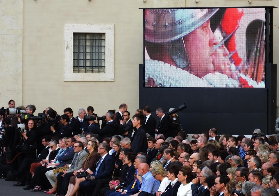 Do Thụy Sỹ là đất nước đa ngôn ngữ, các tân binh có thể tùy chọn đọc lời Tuyên thệ trung thành bằng tiếng Pháp, Đức hoặc Italy. Tuy nhiên, tiếng Đức được coi là ngôn ngữ chính thức trong lực lượng cận vệ Thụy Sỹ. (Ảnh: Quang Thanh/Vietnam+)