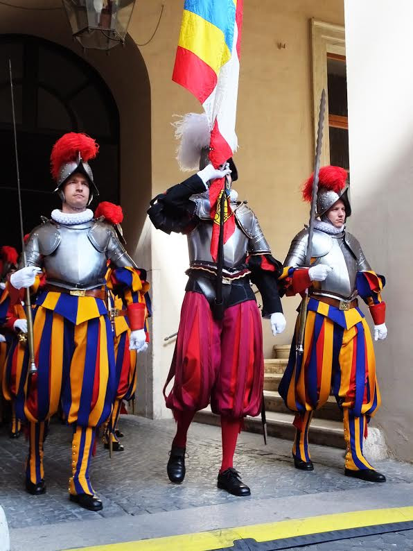 Trang phục bắt mắt với 3 màu đỏ - vàng - xanh của cận vệ Thụy Sỹ đã trở thành một trong những biểu tượng của lực lượng này kéo dài qua nhiều thế kỷ. (Ảnh: Quang Thanh/Vietnam+)