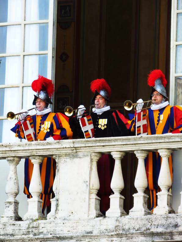 . Lễ tuyên thệ tân binh Thụy Sỹ được tiến hành theo đúng nghi thức truyền thống từ thế kỷ 16 đến nay tại Quảng trường San Damaso trong lãnh thổ Tòa thánh Vatican. (Ảnh: Quang Thanh/Vietnam+)