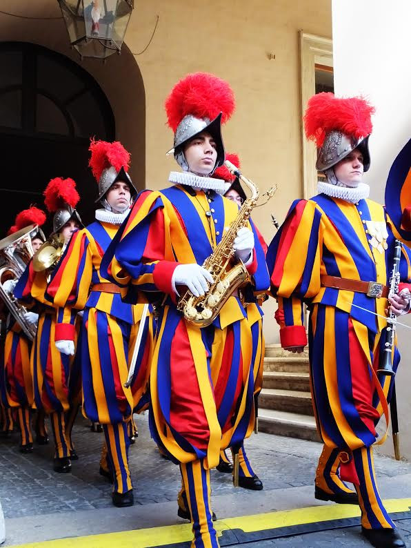 Đội quân nhạc dẫn đầu đoàn diễu hành của các tân binh Cận vệ Thụy Sỹ. (Ảnh: Quang Thanh/Vietnam+)