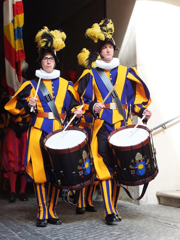 Tiếng trống trận được coi là nguồn cổ vũ tinh thần chiến đấu của cận vệ Thụy Sỹ trong các trận đánh thời Trung Cổ.(Ảnh: Quang Thanh/Vietnam+)