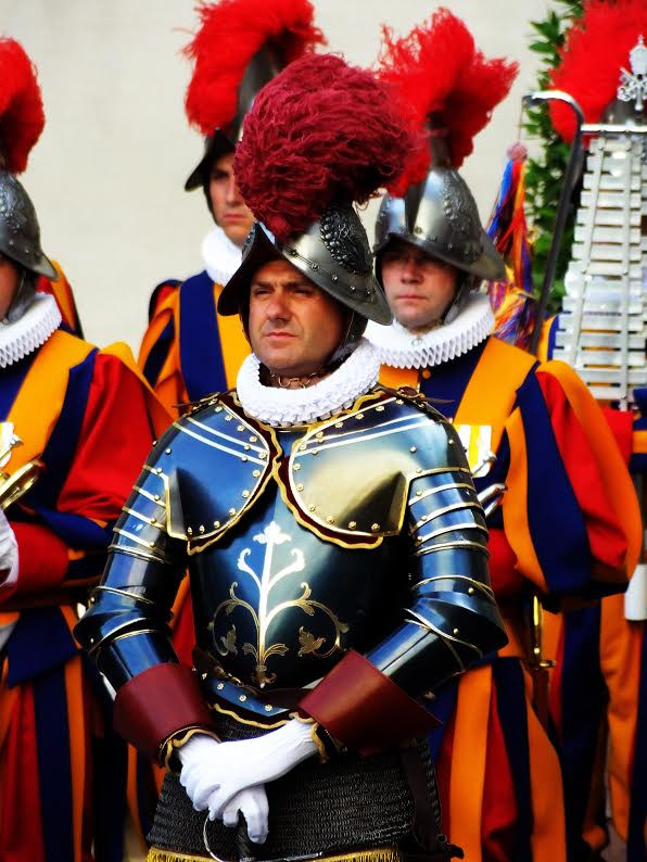 Mặc dùng được trang bị giáp trụ, thương và kiếm theo truyền thống nhưng tất cả cận vệ Thụy Sỹ đều được huấn luyện sử dụng thành thạo các loại vũ khí hiện đại với kỹ năng không thua kém bất cứ lực lượng vũ trang nào trên thế giới. (Ảnh: Quang Thanh/Vietnam+)