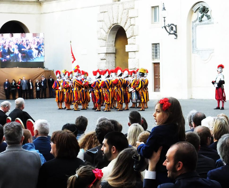 Có thân nhân trở thành ​cận vệ Thụy Sỹ là niềm tự hào của gia đình. Chính vì vậy, buổi lễ còn có sự tham gia đông đảo của gia đình các tân binh đến từ Thụy Sỹ. (Ảnh: Quang Thanh/Vietnam+)