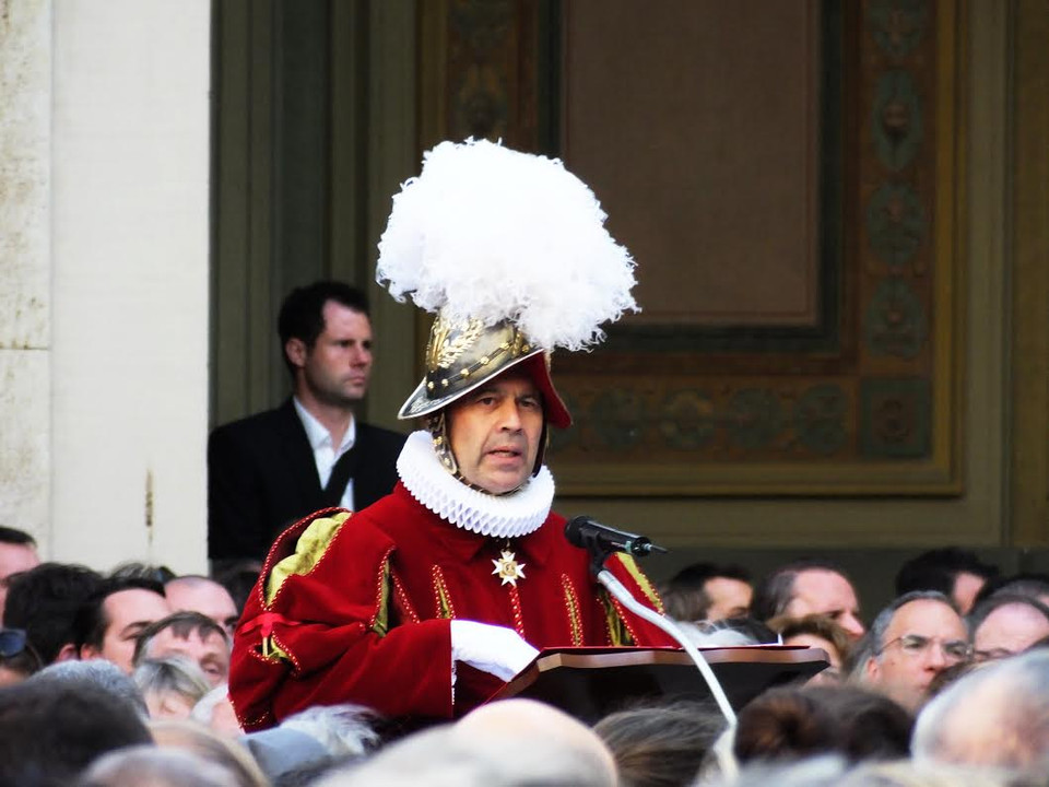 Tư lệnh cận vệ Thụy Sỹ, đại tá Christoph Graf, đọc diễn văn trước các quan khách. (Ảnh: Quang Thanh/Vietnam+)