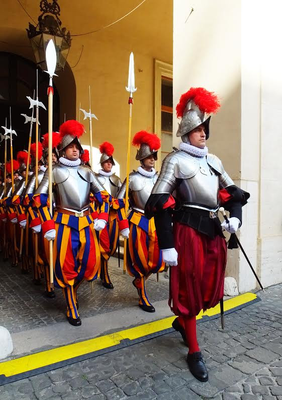 Dẫn đầu đoàn tân binh cận vệ Thụy Sỹ là các sĩ quan chuyên nghiệp đã có nhiều năm gắn bó với lực lượng.(Ảnh: Quang Thanh/Vietnam+)