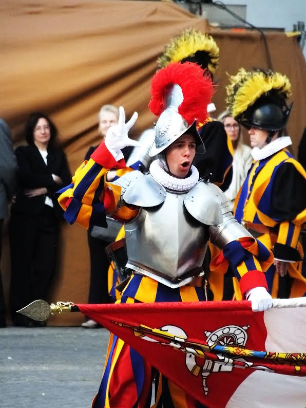 Lần lượt từng tân binh bước lên đọc lời Tuyên thệ trung thành. Theo nghi thức, tay trái họ sẽ nắm lấy cán cờ, tay phải giơ lên với 3 ngón tay đọc to lời Tuyên thệ. (Ảnh: Quang Thanh/Vietnam+)