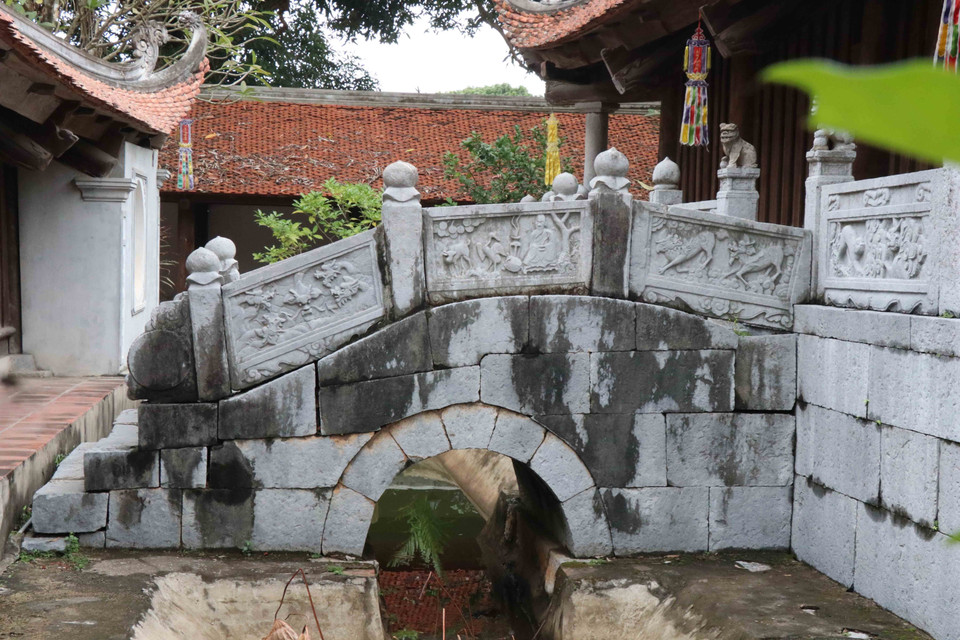 Cầu đá tại chùa Bút Tháp. (Ảnh: Thanh Thương/TTXVN)