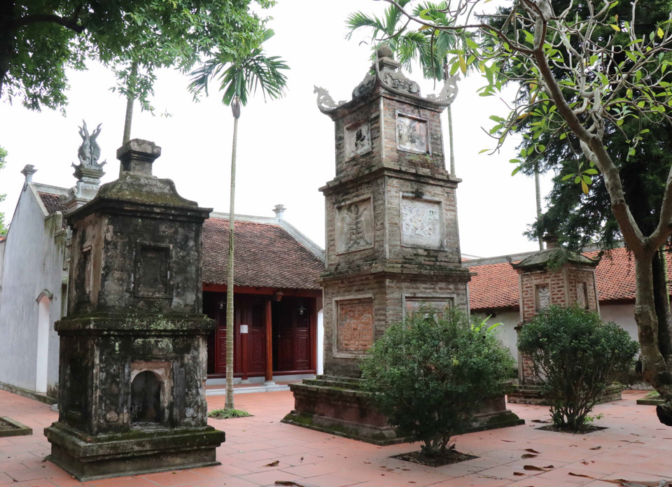 Vườn tháp cổ tại chùa Bút Tháp. Với những giá trị tiêu biểu về lịch sử và nghệ thuật, chùa Bút Tháp đã được Bộ Văn hóa - Thông tin xếp thứ hạng là di tích cấp quốc gia theo quyết định số 313-VH/VP ngày 28/4/1962. Đến năm 2013, được Thủ tướng Chính phủ xếp hạng Di tích Quốc gia Đặc biệt. (Ảnh: Thanh Thương/TTXVN)