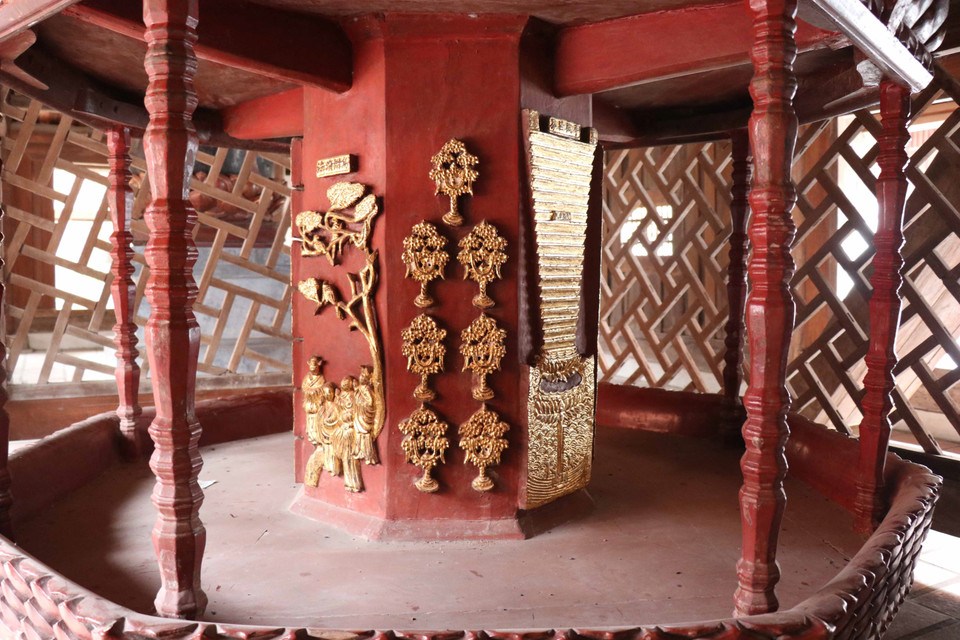 Cửu phẩm liên hoa là Bảo vật Quốc gia được đặt chính giữa tòa Tích Thiện am. (Ảnh: Thanh Thương/TTXVN)