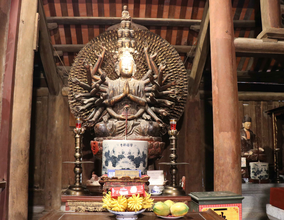 Tượng Phật bà Quan âm nghìn mắt nghìn tay - Bảo vật Quốc gia, là một kiệt tác về nghệ thuật điêu khắc truyền thống. (Ảnh: Thanh Thương/TTXVN)