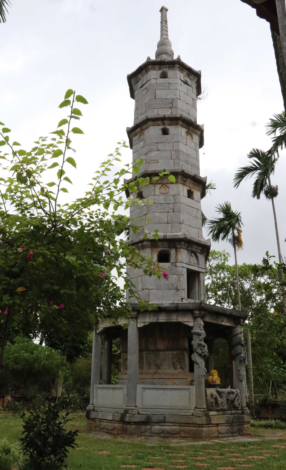  Tháp Báo Nghiêm cao 13m là một kiệt tác nghệ thuật tại chùa Bút Tháp. (Ảnh: Thanh Thương/TTXVN)