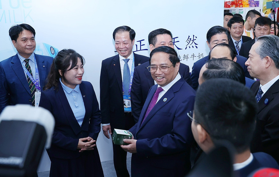 Thủ tướng Phạm Minh Chính tham quan khu gian hàng thương mại Việt Nam. (Ảnh: Dương Giang/TTXVN)