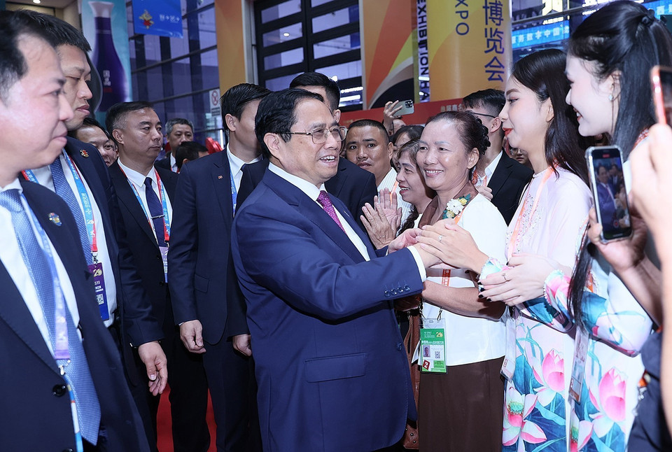 Thủ tướng Phạm Minh Chính tham quan khu gian hàng thương mại của Việt Nam và Trung Quốc. (Ảnh: Dương Giang/TTXVN)