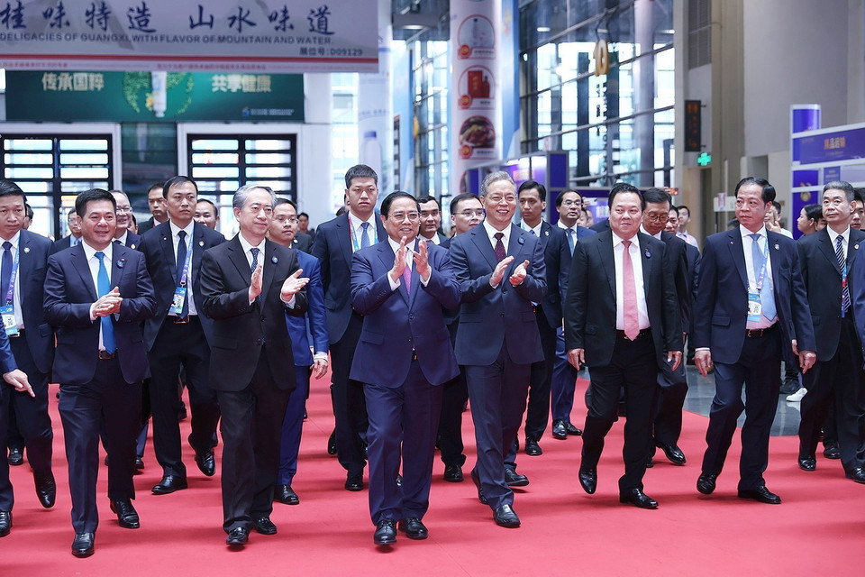 Thủ tướng Phạm Minh Chính tham quan khu gian hàng thương mại Việt Nam. (Ảnh: Dương Giang/TTXVN)