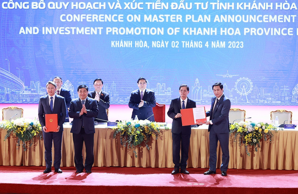 Thủ tướng Phạm Minh Chính và Phó Chủ tịch Quốc hội Nguyễn Khắc Định chứng kiến lễ công bố và trao Quyết định Quy hoạch tỉnh Khánh Hòa và điều chỉnh Quy hoạch chung xây dựng Khu Kinh tế Vân Phong. (Ảnh: Dương Giang/TTXVN)