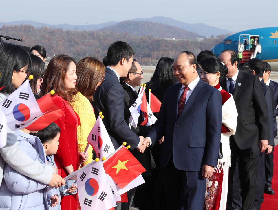 Đại biểu hai nước đón Thủ tướng Chính phủ Nguyễn Xuân Phúc và Phu nhân tại sân bay quân sự Seoul. (Ảnh: Thống Nhất/TTXVN)