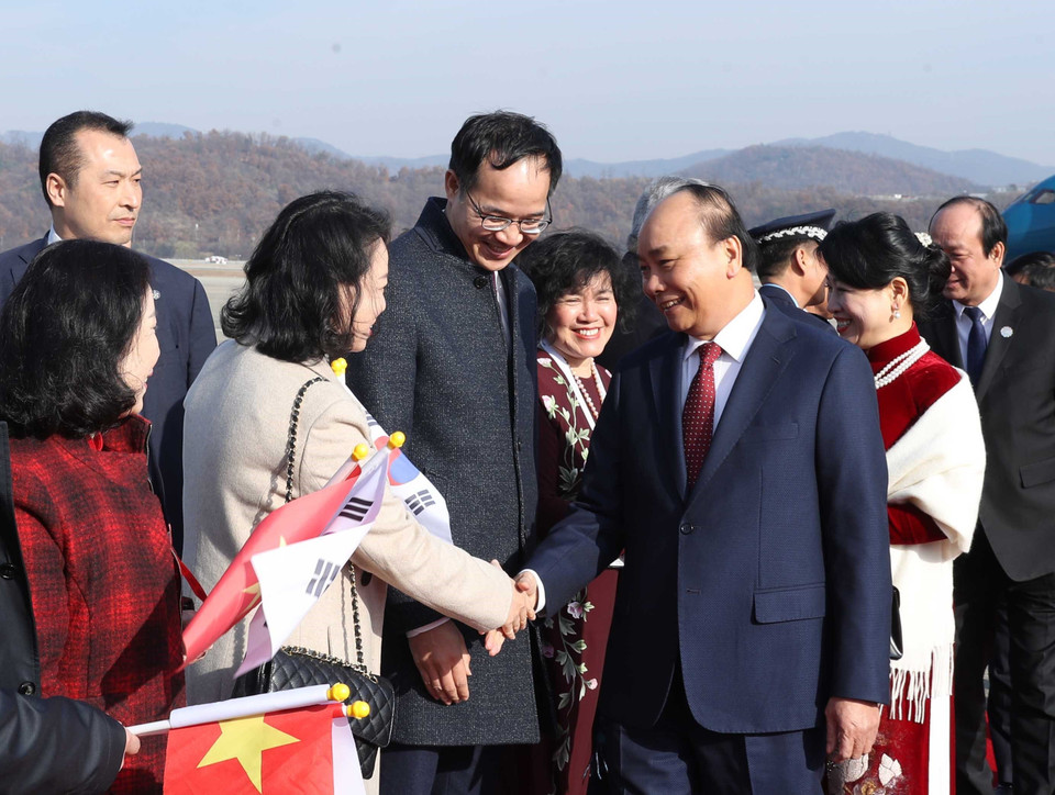 Đại biểu hai nước đón Thủ tướng Chính phủ Nguyễn Xuân Phúc và Phu nhân tại sân bay quân sự Seoul. (Ảnh: Thống Nhất/TTXVN)