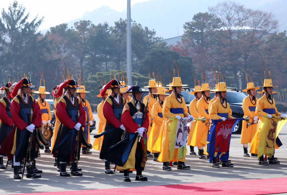 Nghi lễ đón Thủ tướng Chính phủ Nguyễn Xuân Phúc và Phu nhân tại sân bay quân sự Seoul. (Ảnh: Thống Nhất/TTXVN)