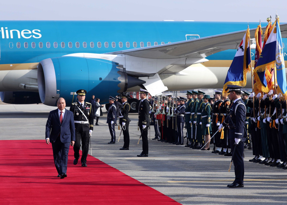 Lễ đón Thủ tướng Chính phủ Nguyễn Xuân Phúc và Phu nhân tại sân bay quân sự Seoul. (Ảnh: Thống Nhất/TTXVN)