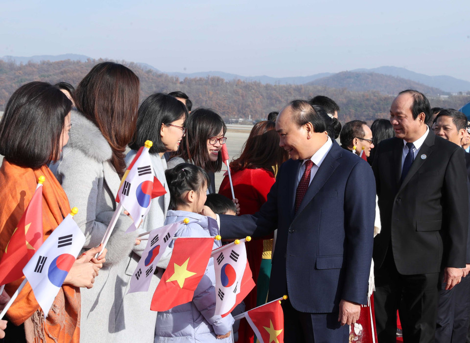 Đại biểu hai nước đón Thủ tướng Chính phủ Nguyễn Xuân Phúc và Phu nhân tại sân bay quân sự Seoul. (Ảnh: Thống Nhất/TTXVN)