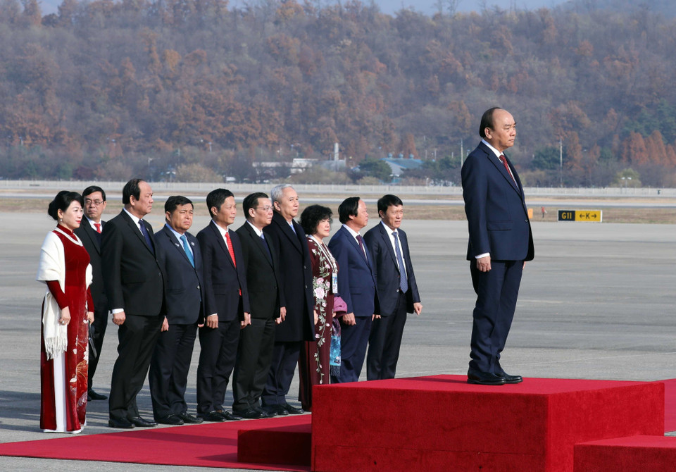 Lễ đón Thủ tướng Nguyễn Xuân Phúc và Phu nhân cùng đoàn đại biểu cấp cao Việt Nam tại sân bay quân sự Seoul. (Ảnh: Thống Nhất/TTXVN)