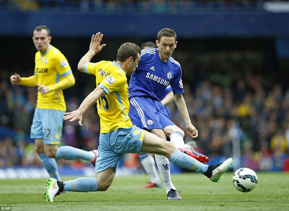 Đội chủ nhà chủ động chơi tấn công.