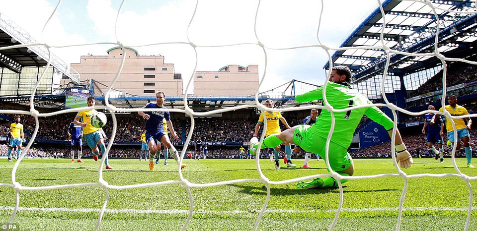 ... sau pha đánh đầu thành công của Hazard, từ tình huống đá huống đá hỏng penalty do chính anh thực hiện.