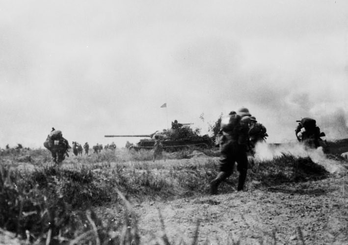 Lực lượng xe tăng và bộ binh Sư đoàn 320 đánh chiếm căn cứ Đồng Dù (Củ Chi), sáng 29/4/1975, mở cánh cửa thép Tây Bắc Sài Gòn để quân ta thọc sâu đánh chiếm sân bay Tân Sơn Nhất và Bộ Tổng tham mưu Ngụy quyền Sài Gòn. (Ảnh: Lê Trung Hưng/TTXVN)