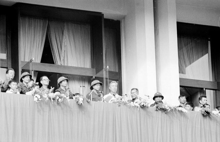 Sáng 7/5/1975, hơn 50 vạn nhân dân thành phố Sài Gòn – Gia Định tổ chức mít tinh mừng thành phố hoàn toàn giải phóng và hoan nghênh Ủy ban quân quản thành phố ra mắt. Trong ảnh: Đoàn Chủ tịch cuộc mít tinh mừng Ủy ban Quân quản thành phố ra mắt 7/5/1975. (Ảnh: Văn Bảo/TTXVN)