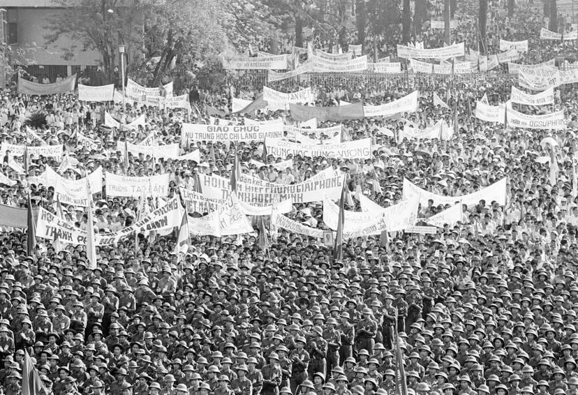 Nhân dân thành phố Sài Gòn mít tinh chào mừng Ủy ban Quân quản thành phố ra mắt, ngày 7/5/1975. (Ảnh: Minh Lộc/TTXVN)