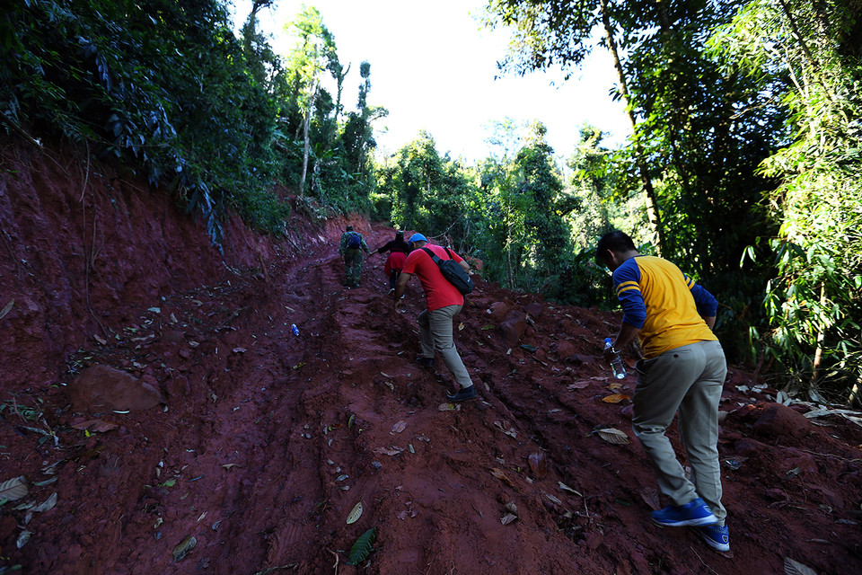 Tuy đường mới mở dễ đi nhưng du khách vẫn rất vất vả khi vượt qua những con dốc quanh co. (Ảnh: Phan Tuấn Anh/TTXVN)
