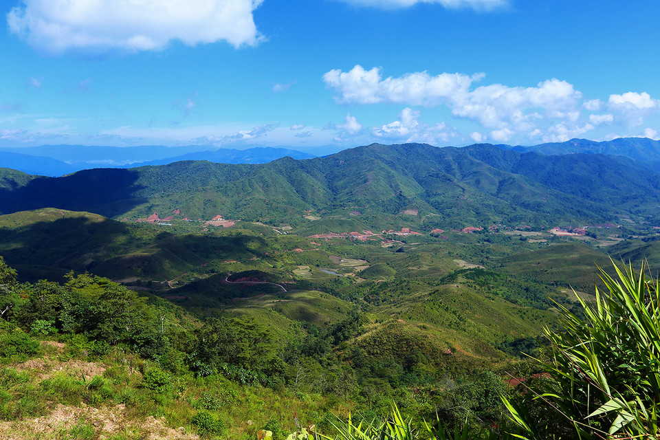 Cảnh hùng vĩ khi ngắm nhìn từ đỉnh núi Khoan La San. (Ảnh: Phan Tuấn Anh/TTXVN)