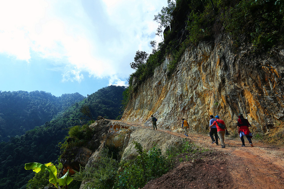 Đường mới mở sẽ giúp cho cán bộ chiến sỹ và du khách thuận tiện trong việc tuần tra cũng như tham quan. (Ảnh: Phan Tuấn Anh/TTXVN)