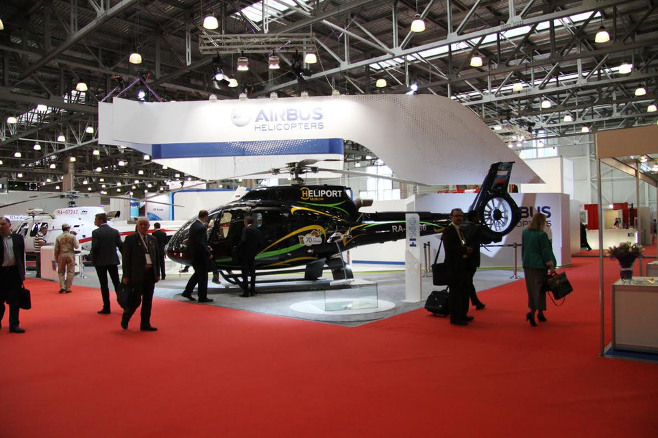 16 chiếc trực thăng và 5 máy bay cánh quạt cỡ nhỏ là sản phẩm mới nhất của các nhà chế tạo Nga và nước ngoài được trưng bày trên diện tích 12.230 m2. (Nguồn: Duy Trinh/Vietnam+)