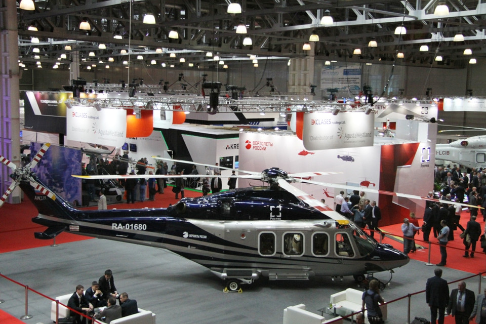 16 chiếc trực thăng và 5 máy bay cánh quạt cỡ nhỏ là sản phẩm mới nhất của các nhà chế tạo Nga và nước ngoài được trưng bày trên diện tích 12.230 m2. (Nguồn: Duy Trinh/Vietnam+)