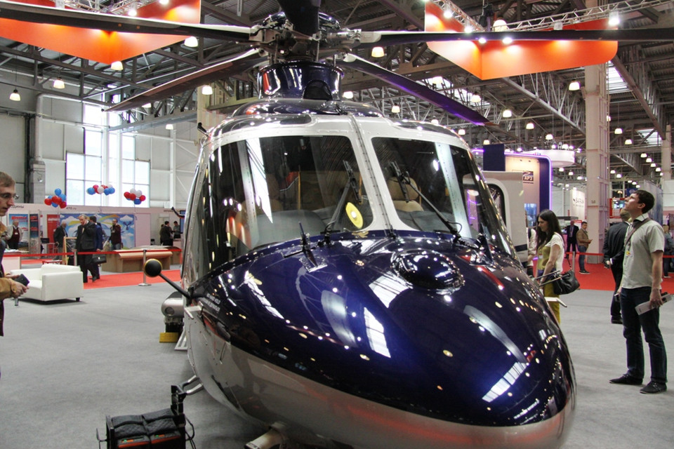 16 chiếc trực thăng và 5 máy bay cánh quạt cỡ nhỏ là sản phẩm mới nhất của các nhà chế tạo Nga và nước ngoài được trưng bày trên diện tích 12.230 m2. (Nguồn: Duy Trinh/Vietnam+)