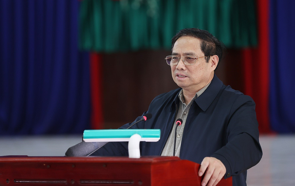 Thủ tướng Phạm Minh Chính động viên, chúc mừng năm mới các hộ dân thuộc diện giải phóng mặt bằng của dự án tuyến đường cao tốc Bắc-Nam phía Đông. (Ảnh: Dương Giang/TTXVN)